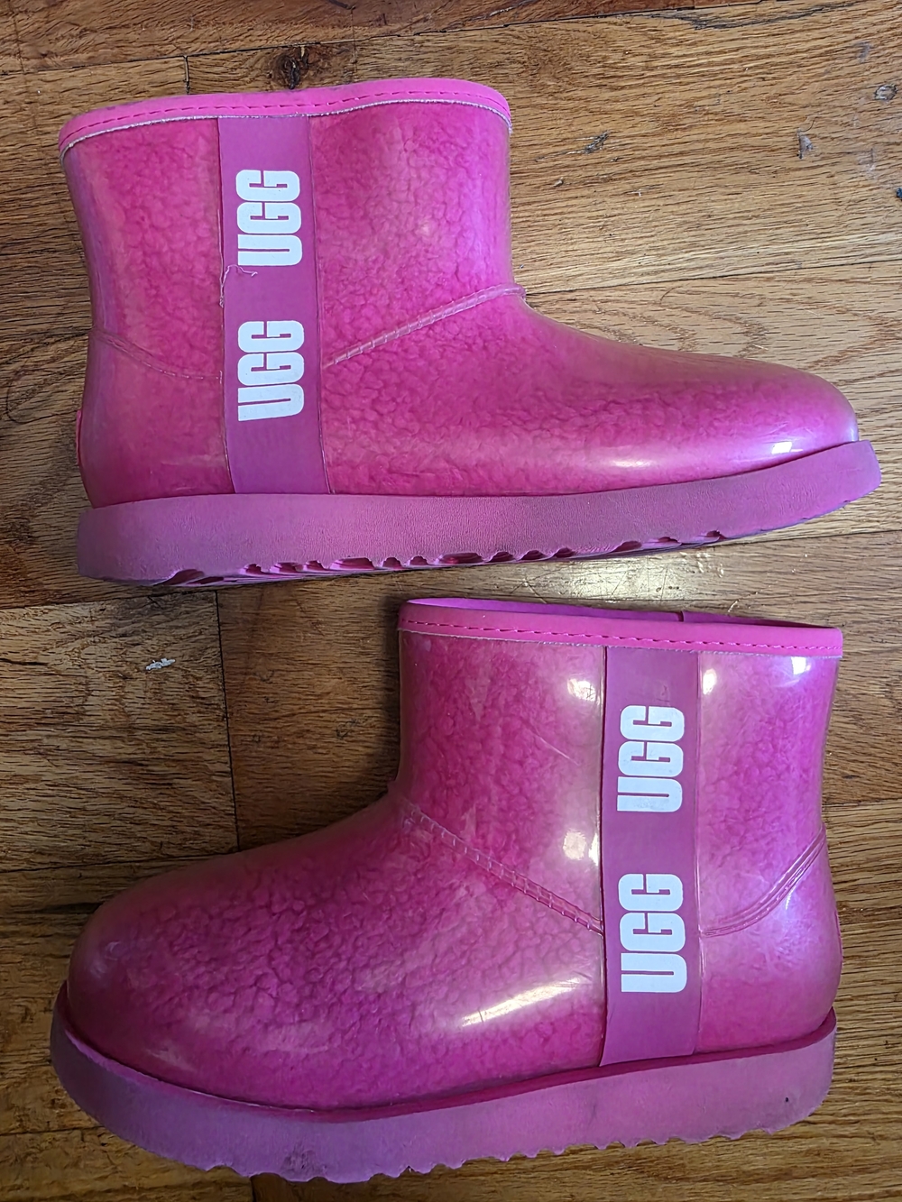 UGG  Pink Glossy Short Boot,size 4